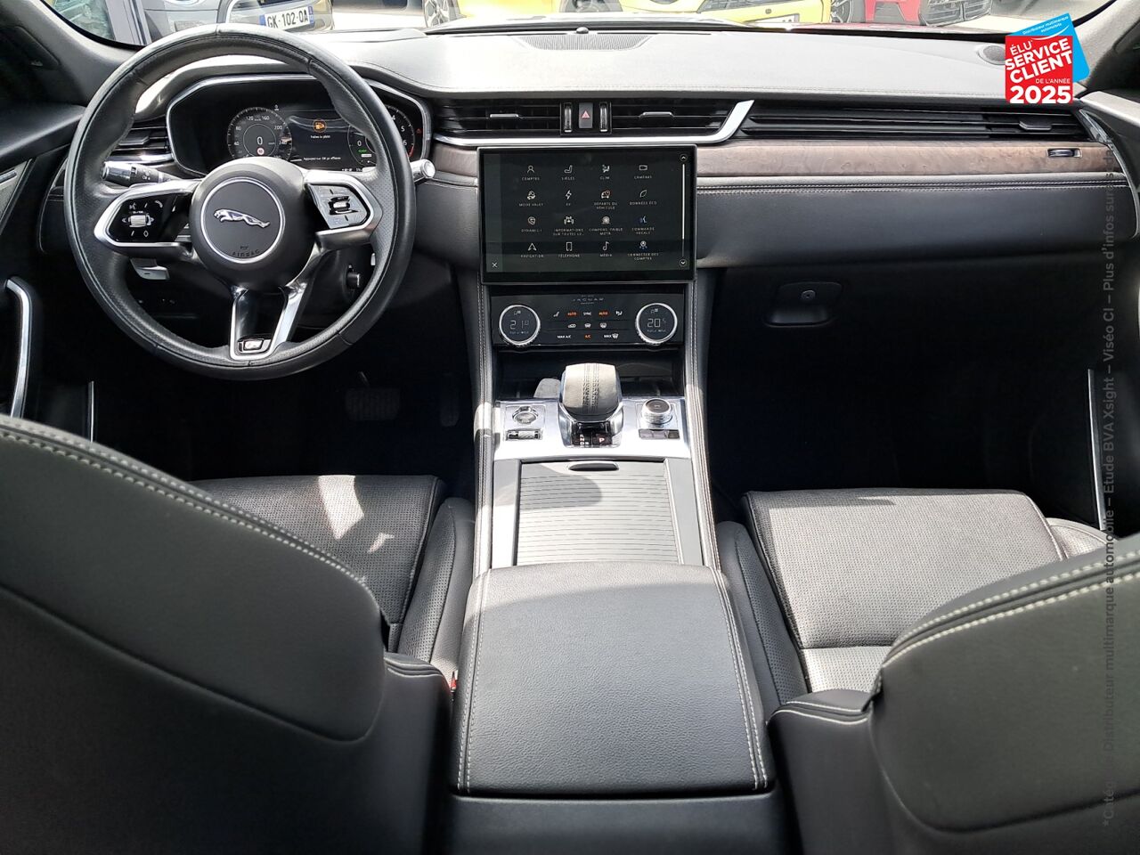 Véhicule d'occasion JAGUAR F-PACE P400E PLUG-IN-HYBRID R-DYNAMIC SE BVA8 AWD TPANO SIEGES CUIR CAMERA chez BMW Pontarlier