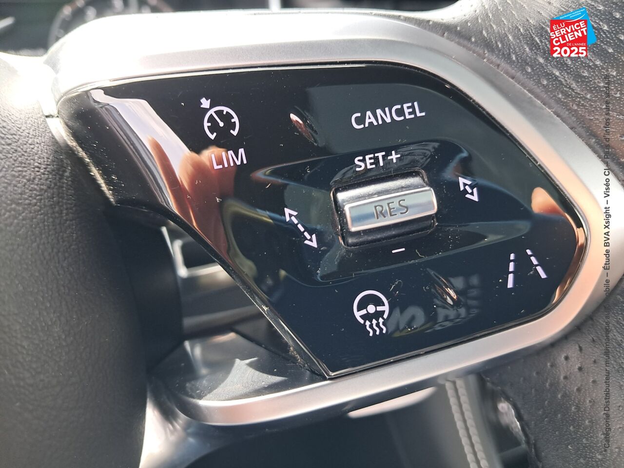 Véhicule d'occasion JAGUAR F-PACE P400E PLUG-IN-HYBRID R-DYNAMIC SE BVA8 AWD TPANO SIEGES CUIR CAMERA chez BMW Pontarlier