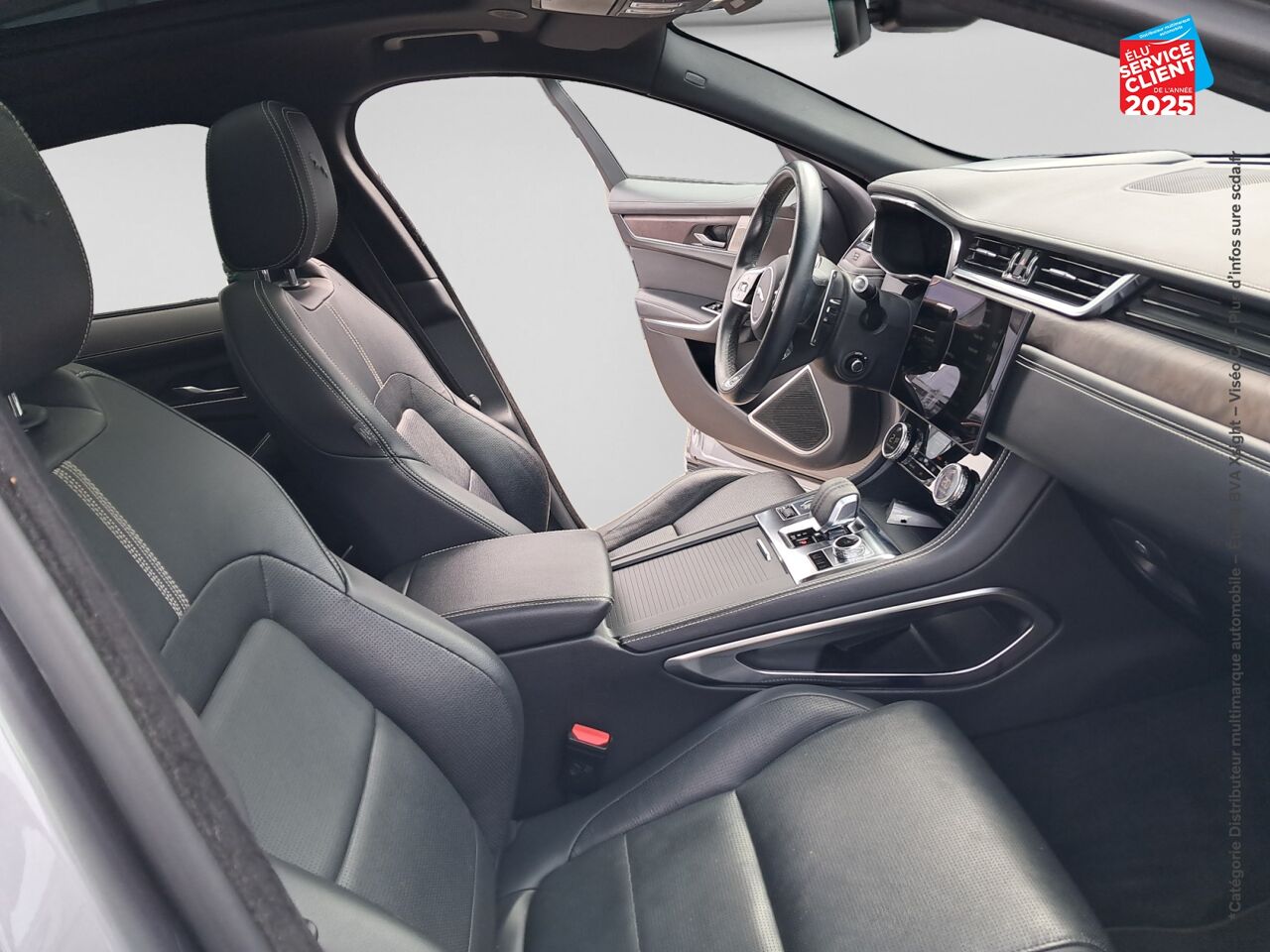 Véhicule d'occasion JAGUAR F-PACE P400E PLUG-IN-HYBRID R-DYNAMIC SE BVA8 AWD TPANO SIEGES CUIR CAMERA chez BMW Pontarlier