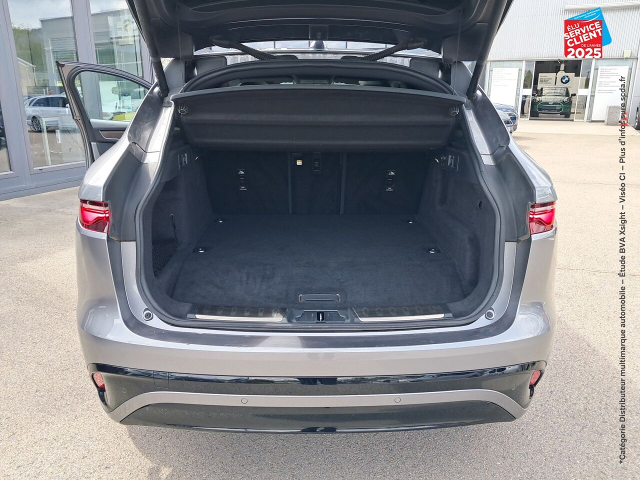 Véhicule d'occasion JAGUAR F-PACE P400E PLUG-IN-HYBRID R-DYNAMIC SE BVA8 AWD TPANO SIEGES CUIR CAMERA chez BMW Pontarlier