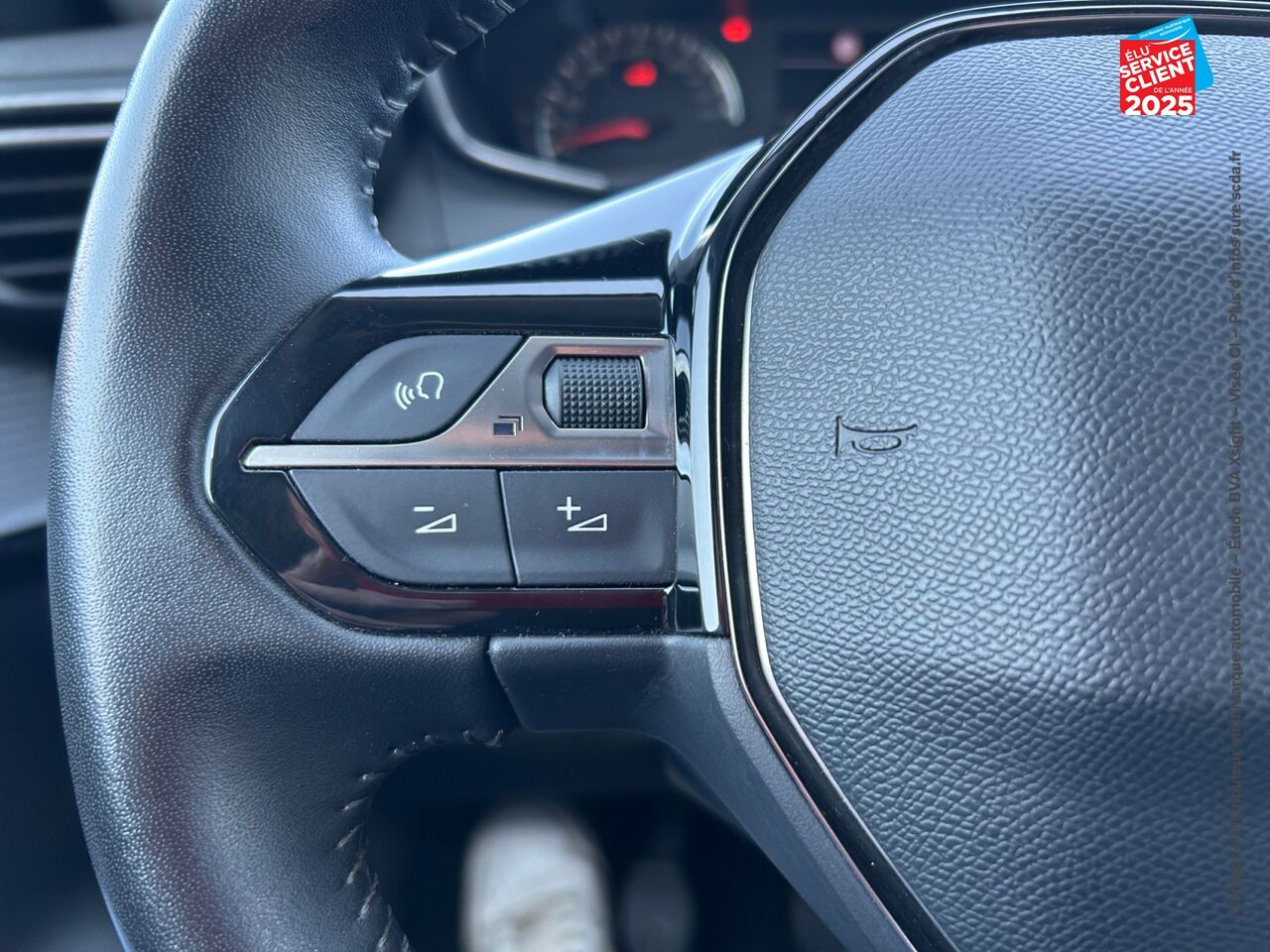 Véhicule d'occasion PEUGEOT 208 1.2 PURETECH 75CH SS STYLE chez Opel Saint-Dizier