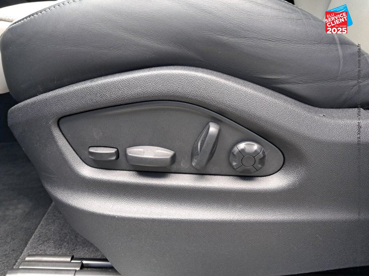 Véhicule d'occasion PORSCHE CAYENNE 3.0 V6 470CH E-HYBRID TOUVRANT SIEGES CUIR GPS CAMERA CARPLAY BOSE HUD chez BMW Dole