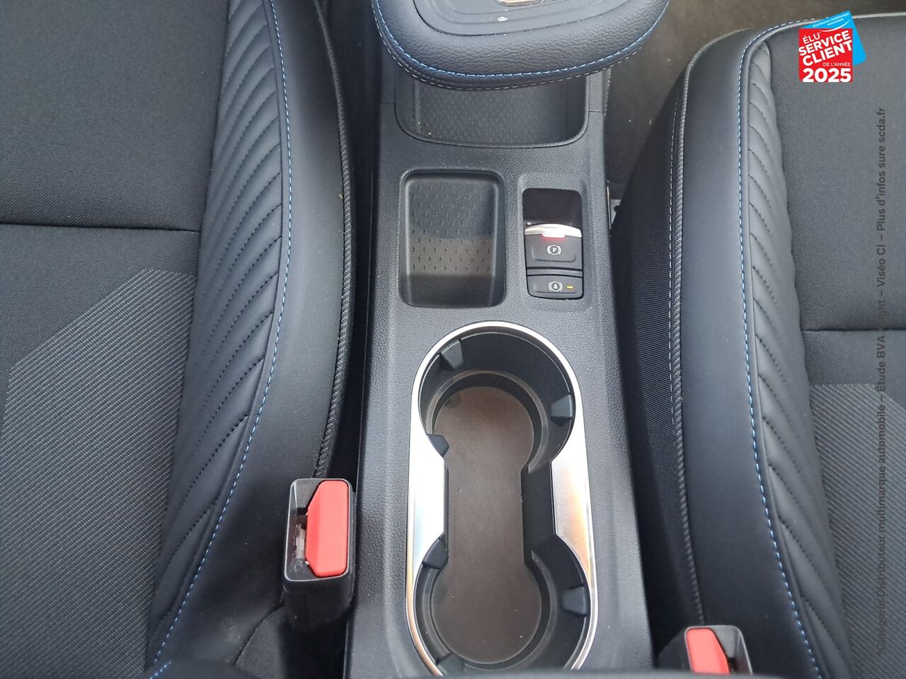Véhicule d'occasion RENAULT CAPTUR 1.6 E-TECH FULL HYBRID 145CH ESPRIT ALPINE chez Toyota Verdun