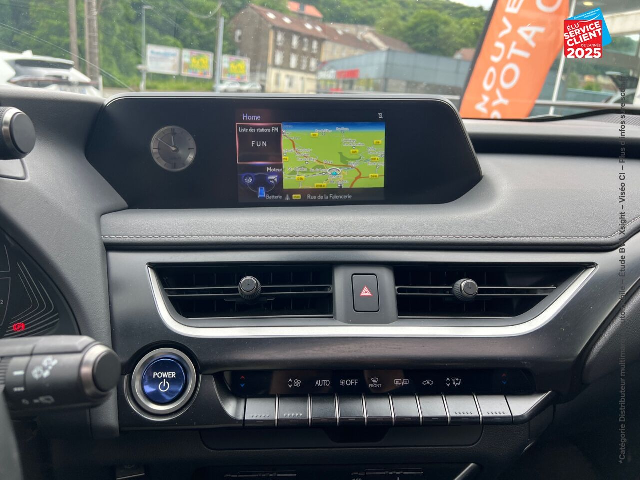 Véhicule d'occasion LEXUS UX 250H 2WD LUXE MY20 TOUVRANT SIEGE CHAUF GPS chez Volvo Reims