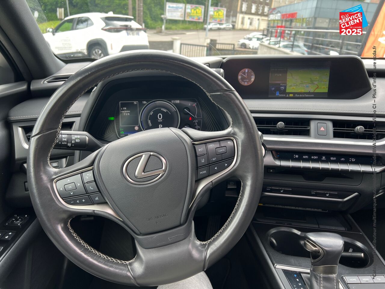Véhicule d'occasion LEXUS UX 250H 2WD LUXE MY20 TOUVRANT SIEGE CHAUF GPS chez Volvo Reims