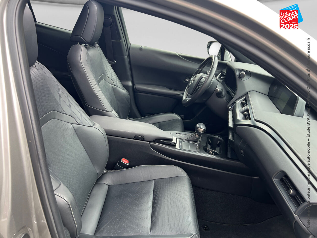 Véhicule d'occasion LEXUS UX 250H 2WD LUXE MY20 TOUVRANT SIEGE CHAUF GPS chez Volvo Reims