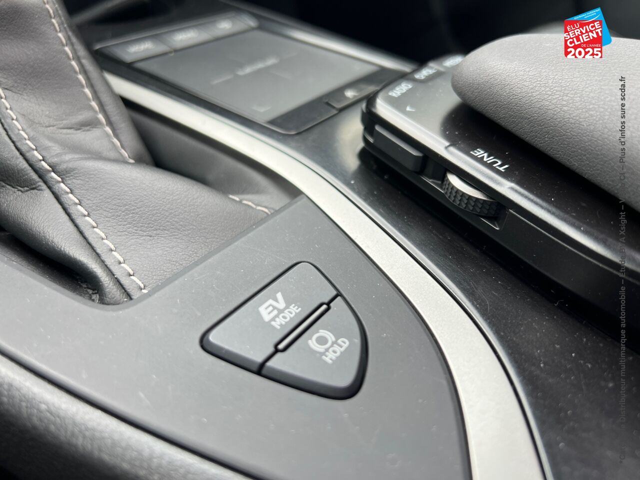 Véhicule d'occasion LEXUS UX 250H 2WD LUXE MY20 TOUVRANT SIEGE CHAUF GPS chez Volvo Reims