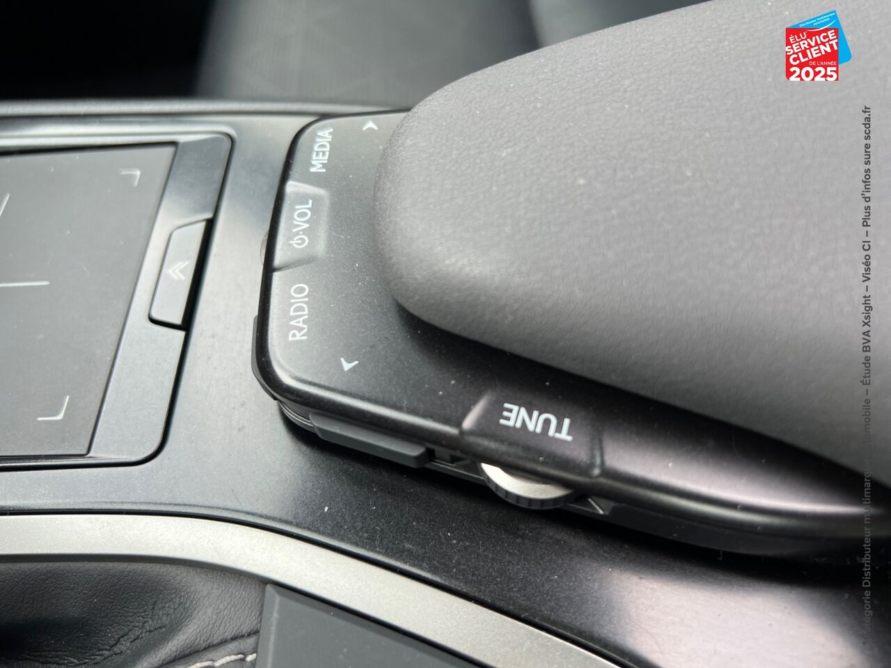 Véhicule d'occasion LEXUS UX 250H 2WD LUXE MY20 TOUVRANT SIEGE CHAUF GPS chez Volvo Reims