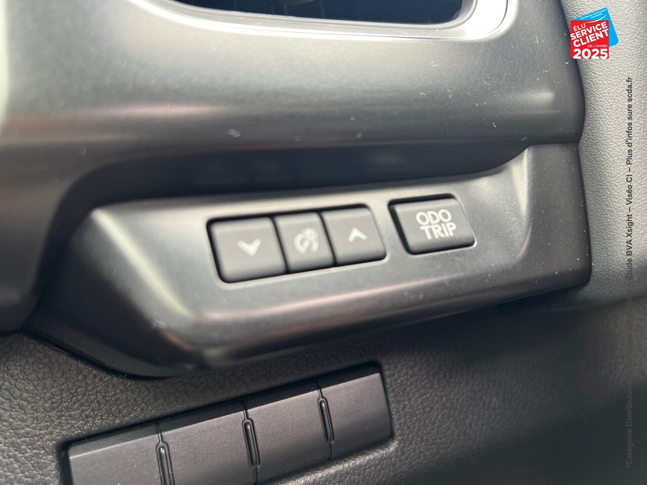 Véhicule d'occasion LEXUS UX 250H 2WD LUXE MY20 TOUVRANT SIEGE CHAUF GPS chez Volvo Reims