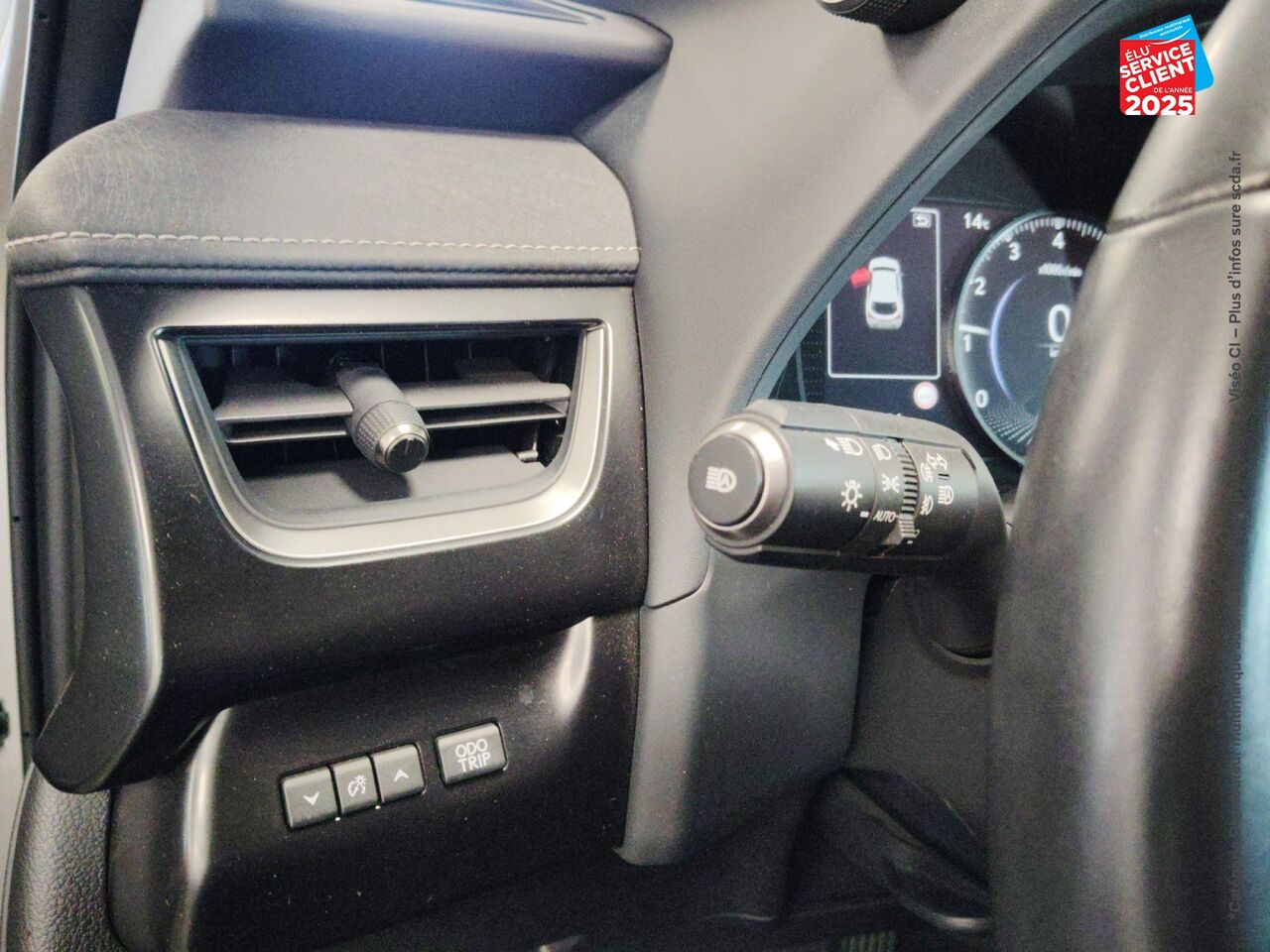 Véhicule d'occasion LEXUS UX 250H F SPORT DESIGN 2WD CAMERA chez BMW Lons le Saunier