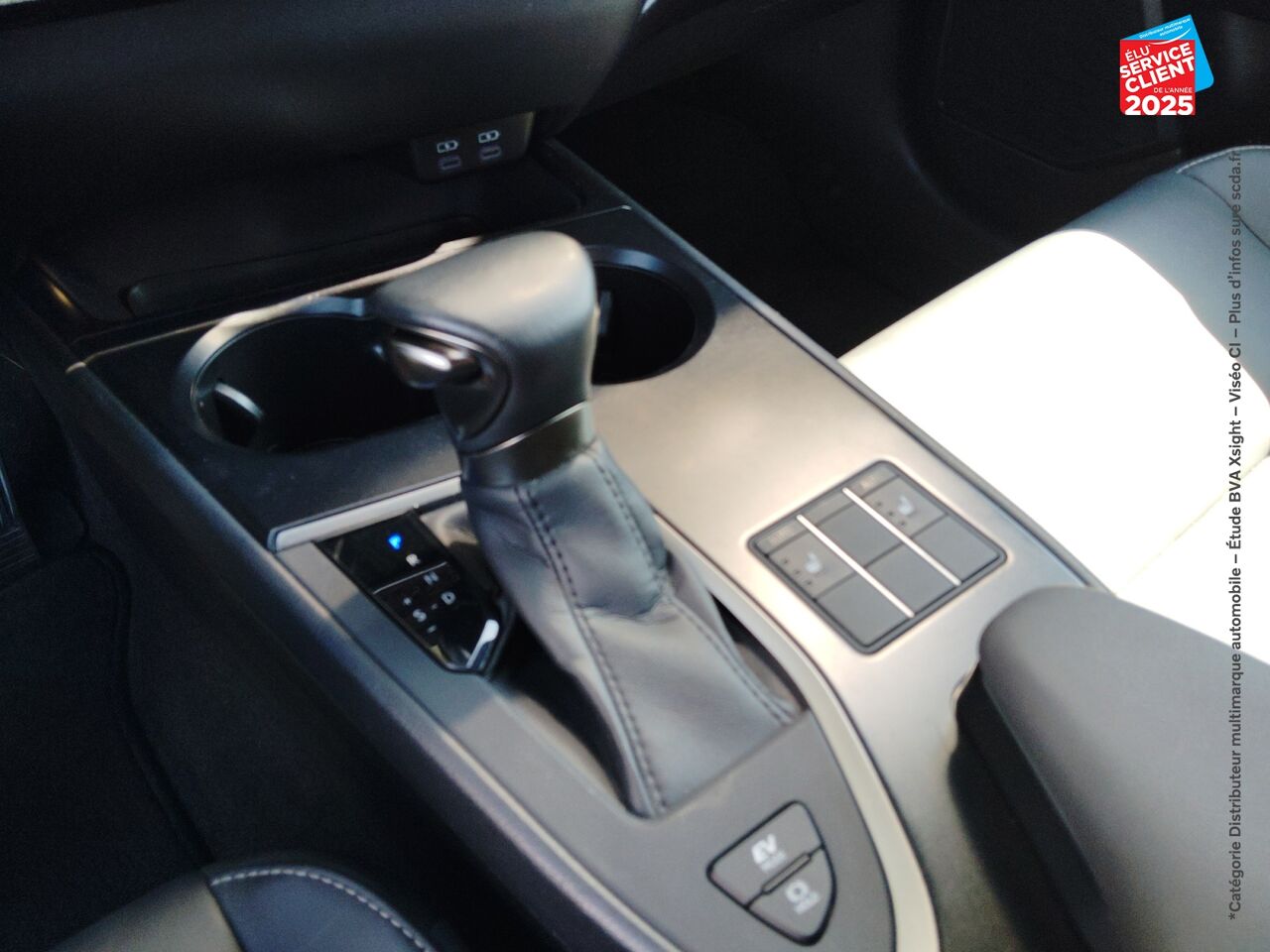 Véhicule d'occasion LEXUS UX 250H F SPORT DESIGN 2WD CAMERA chez BMW Lons le Saunier