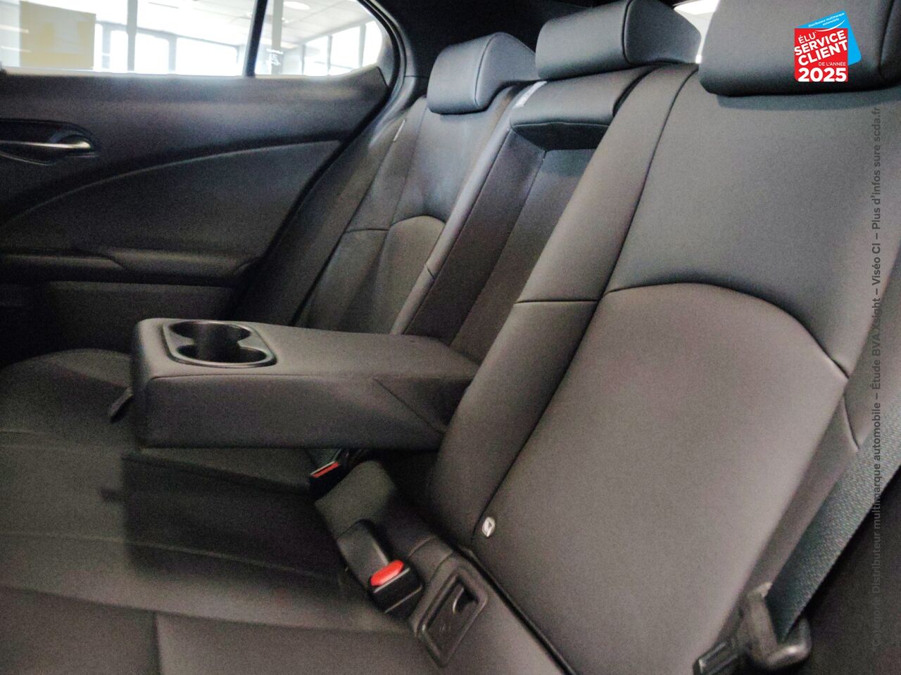 Véhicule d'occasion LEXUS UX 250H F SPORT DESIGN 2WD CAMERA chez BMW Lons le Saunier