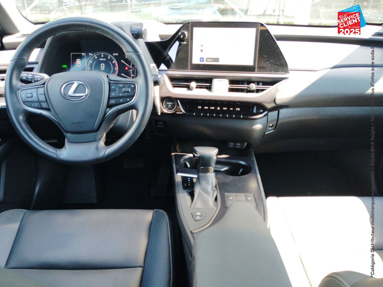 Véhicule d'occasion LEXUS UX 250H F SPORT DESIGN 2WD CAMERA chez BMW Lons le Saunier