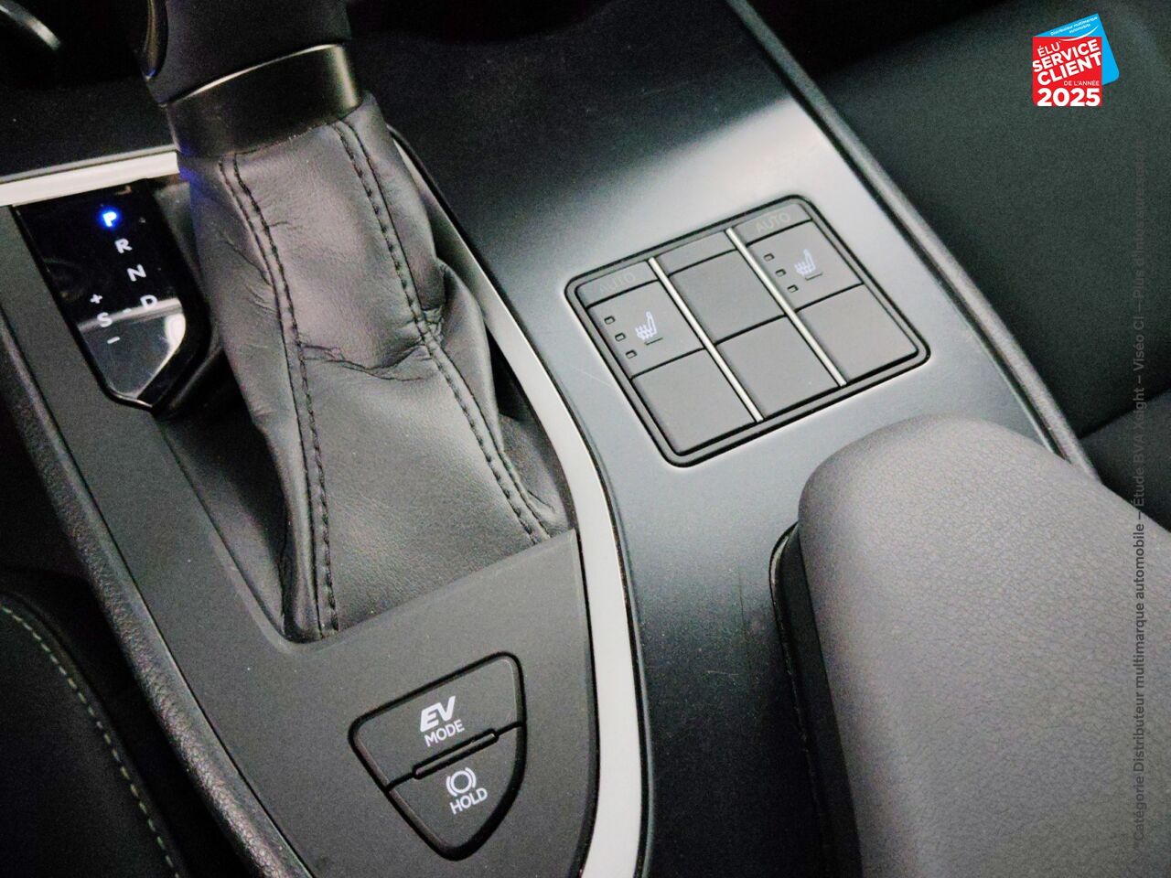 Véhicule d'occasion LEXUS UX 250H F SPORT DESIGN 2WD CAMERA chez BMW Lons le Saunier