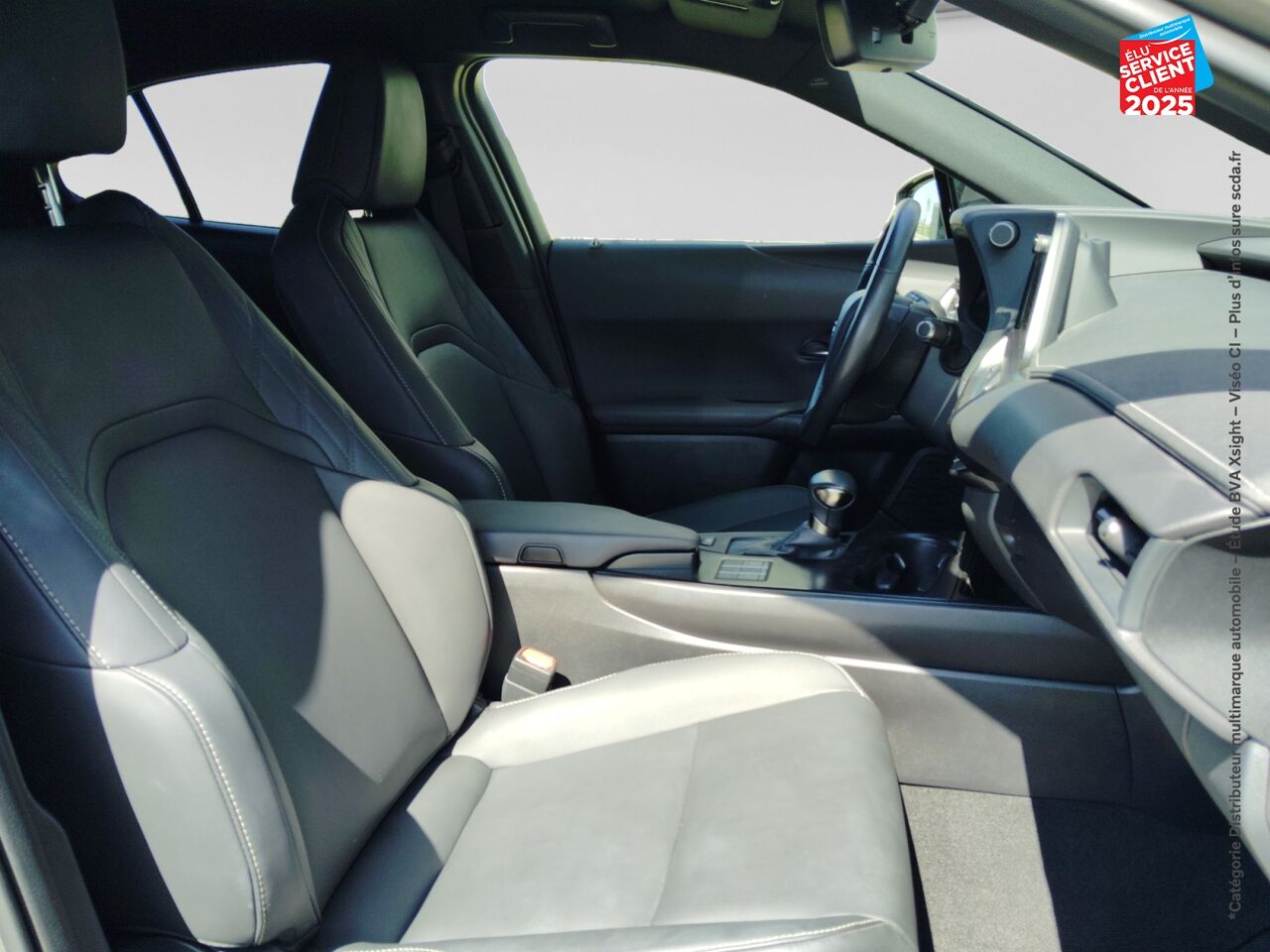 Véhicule d'occasion LEXUS UX 250H F SPORT DESIGN 2WD CAMERA chez BMW Lons le Saunier