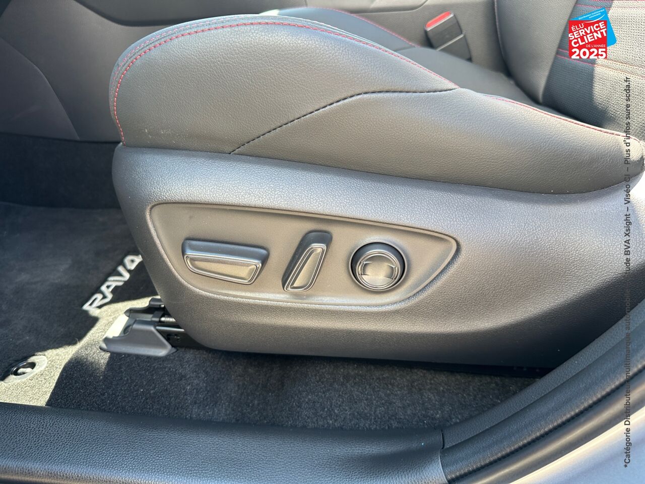 Véhicule d'occasion TOYOTA RAV4 2.5 HYBRIDE RECHARGEABLE 306CH COLLECTION AWD-I MY25 SIEGE CHAUF CAMERA GPS chez Hyundai Epernay