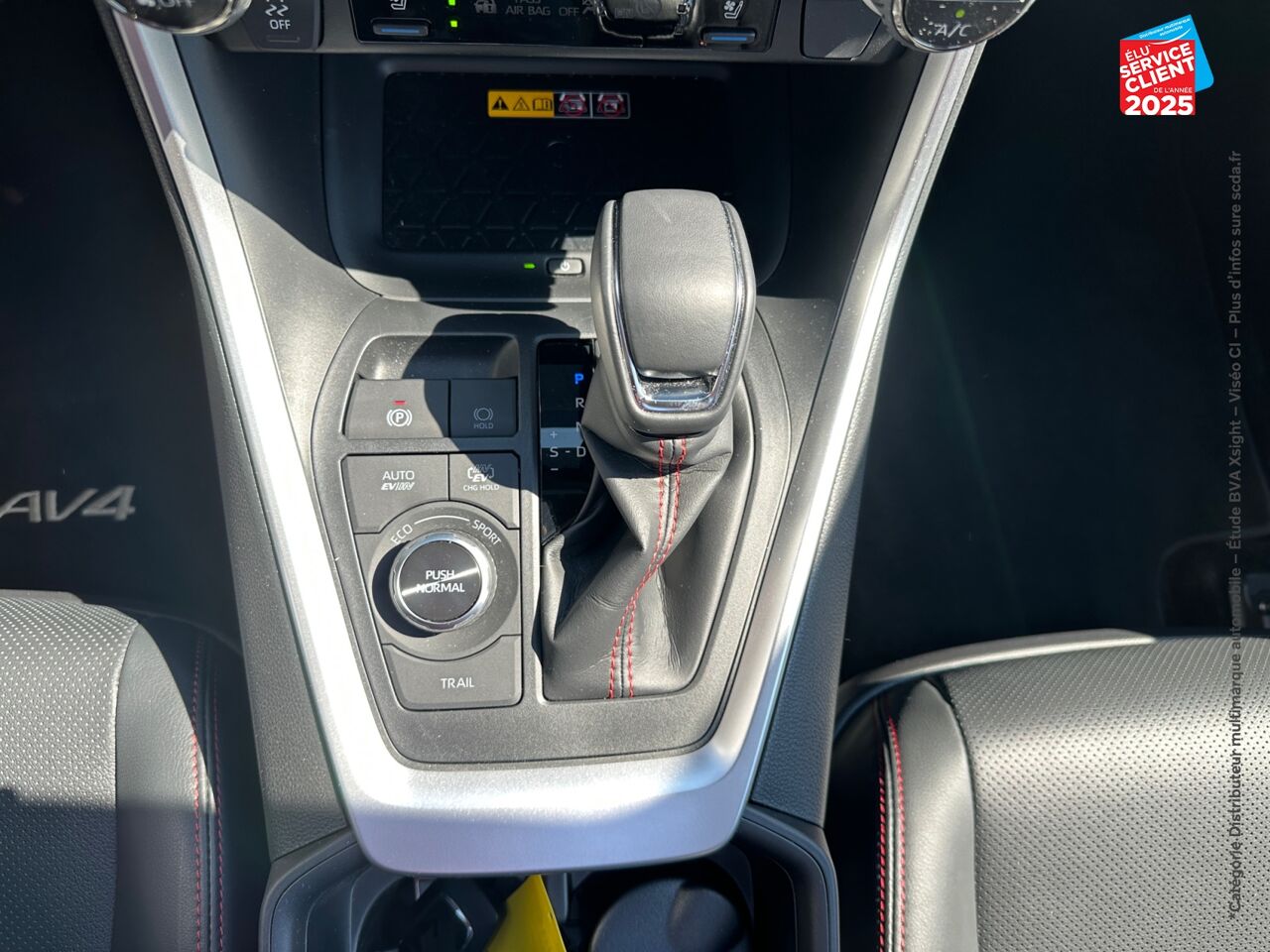 Véhicule d'occasion TOYOTA RAV4 2.5 HYBRIDE RECHARGEABLE 306CH COLLECTION AWD-I MY25 SIEGE CHAUF CAMERA GPS chez Hyundai Epernay