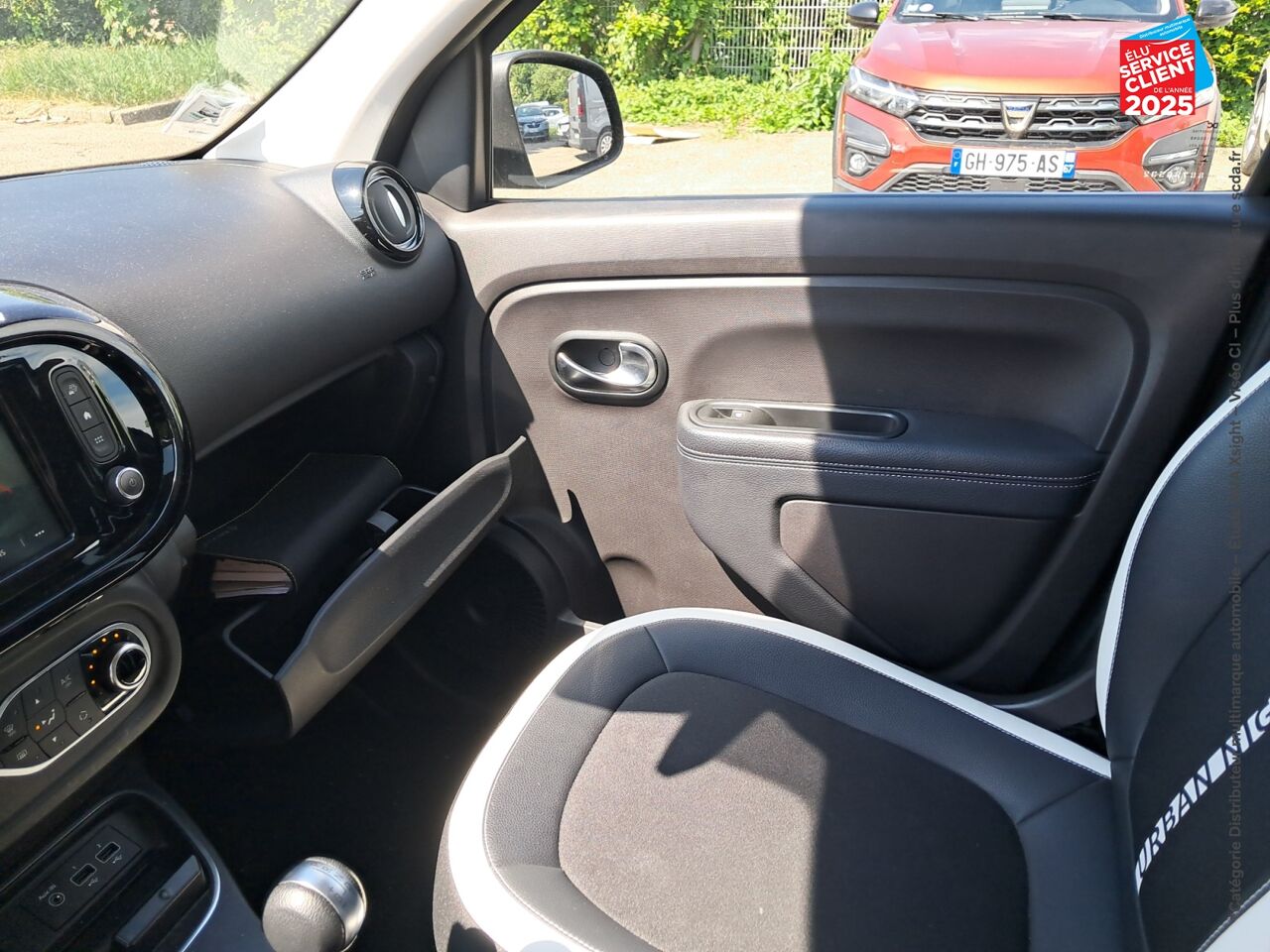 Véhicule d'occasion RENAULT TWINGO E-TECH ELECTRIC URBAN NIGHT R80 ACHAT INTEGRAL chez Toyota Thionville