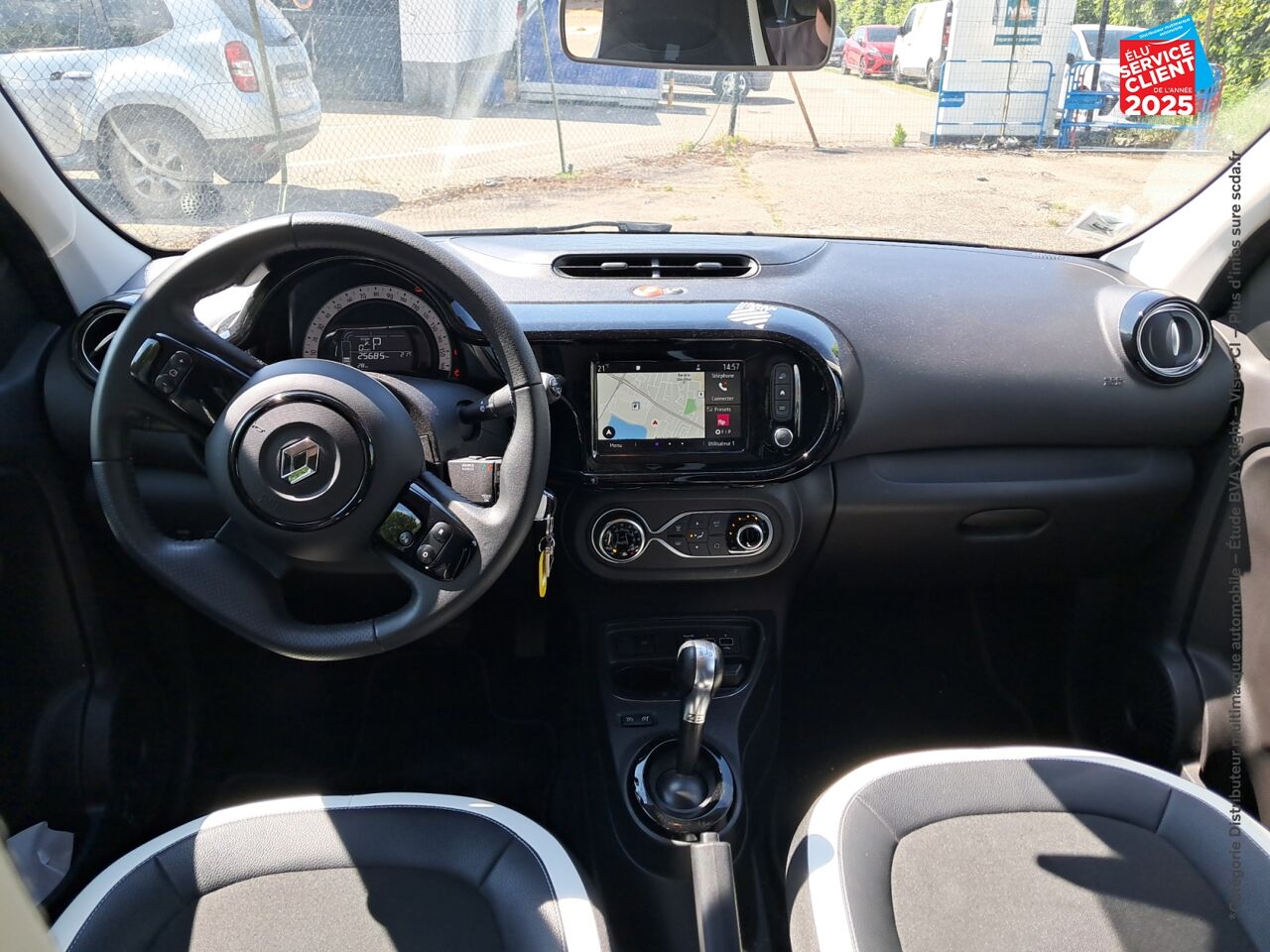 Véhicule d'occasion RENAULT TWINGO E-TECH ELECTRIC URBAN NIGHT R80 ACHAT INTEGRAL chez Toyota Thionville