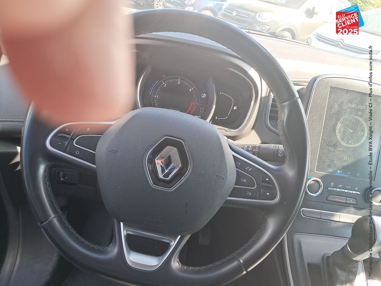 Véhicule d'occasion RENAULT GRAND SCENIC 1.7 BLUE DCI 120CH INTENS EDC chez Renault Saint-Louis