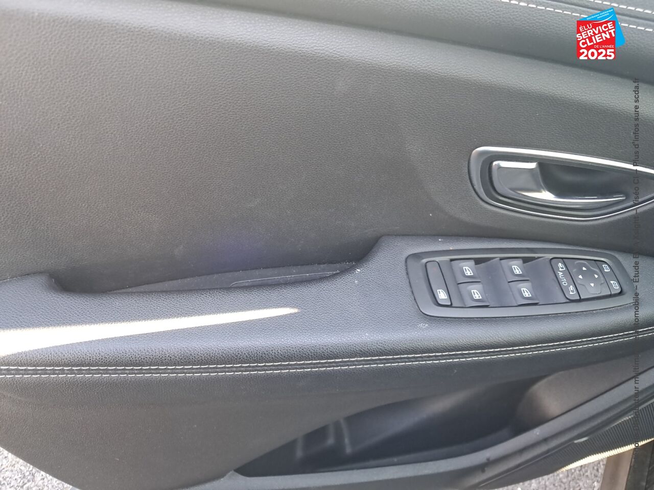 Véhicule d'occasion RENAULT GRAND SCENIC 1.7 BLUE DCI 120CH INTENS EDC chez Renault Saint-Louis