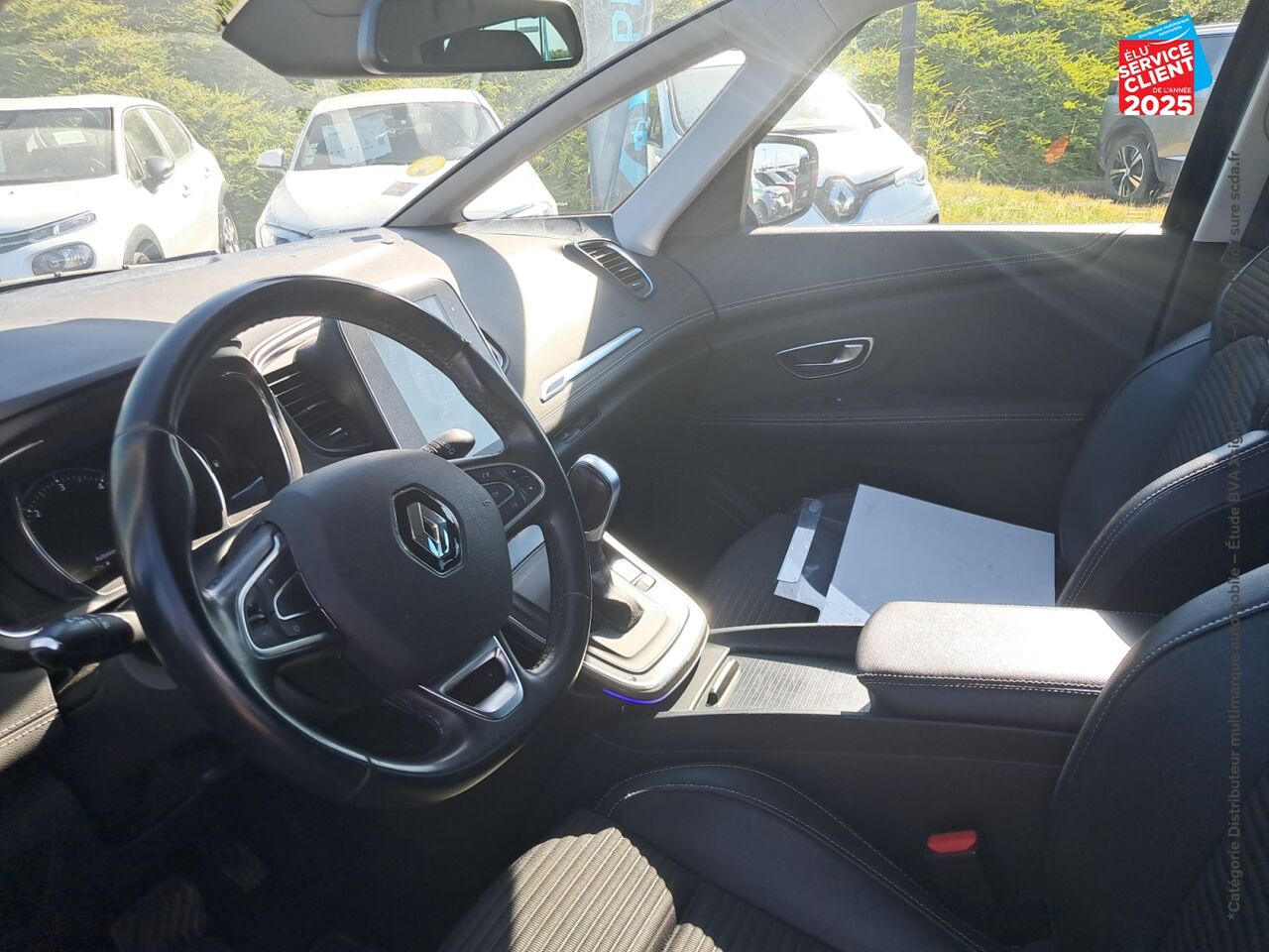 Véhicule d'occasion RENAULT GRAND SCENIC 1.7 BLUE DCI 120CH INTENS EDC chez Renault Saint-Louis