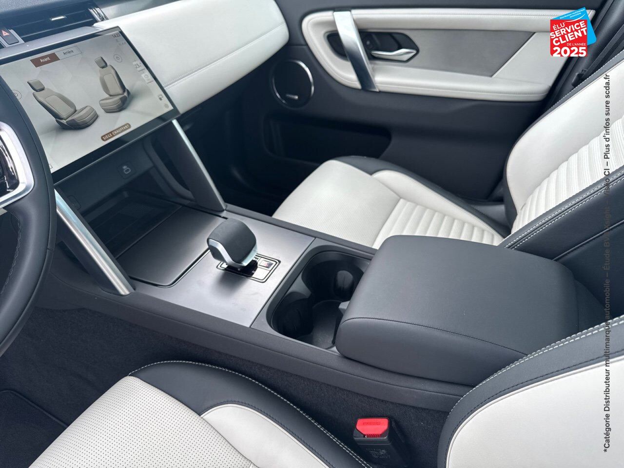 Véhicule d'occasion LAND-ROVER DISCOVERY SPORT P270E PHEV 269CH DYNAMIC HSE TPANO SIEGES CHAUF/VENTIL/CUIR GPS CAMERA MERIDIAN chez Land Rover Metz