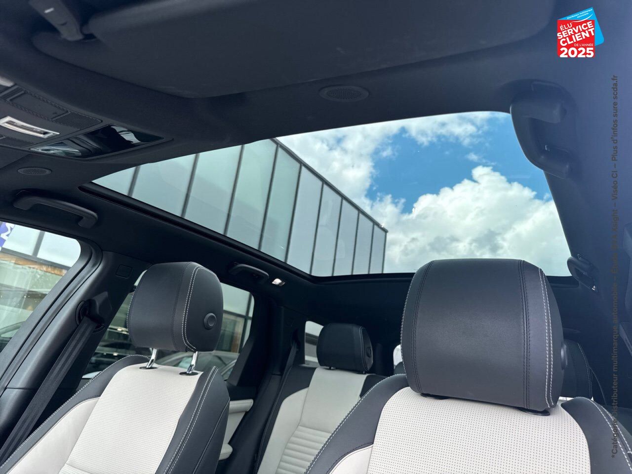 Véhicule d'occasion LAND-ROVER DISCOVERY SPORT P270E PHEV 269CH DYNAMIC HSE TPANO SIEGES CHAUF/VENTIL/CUIR GPS CAMERA MERIDIAN chez Land Rover Metz