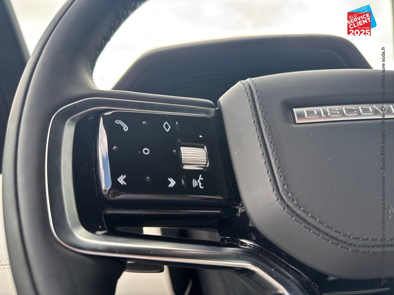 Véhicule d'occasion LAND-ROVER DISCOVERY SPORT P270E PHEV 269CH DYNAMIC HSE TPANO SIEGES CHAUF/VENTIL/CUIR GPS CAMERA MERIDIAN chez Land Rover Metz
