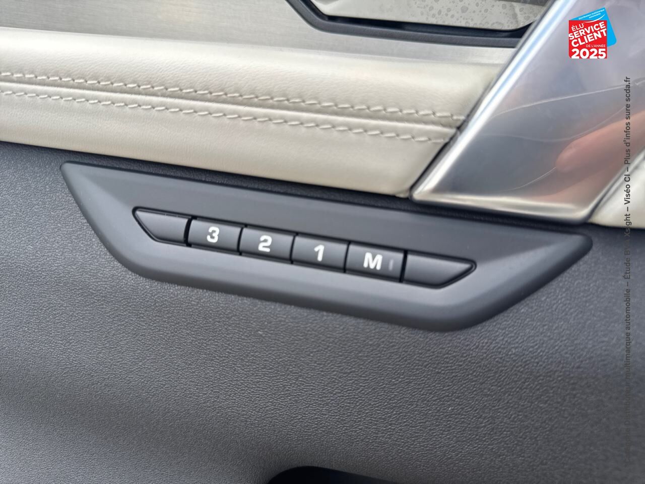 Véhicule d'occasion LAND-ROVER DISCOVERY SPORT P270E PHEV 269CH DYNAMIC HSE TPANO SIEGES CHAUF/VENTIL/CUIR GPS CAMERA MERIDIAN chez Land Rover Metz