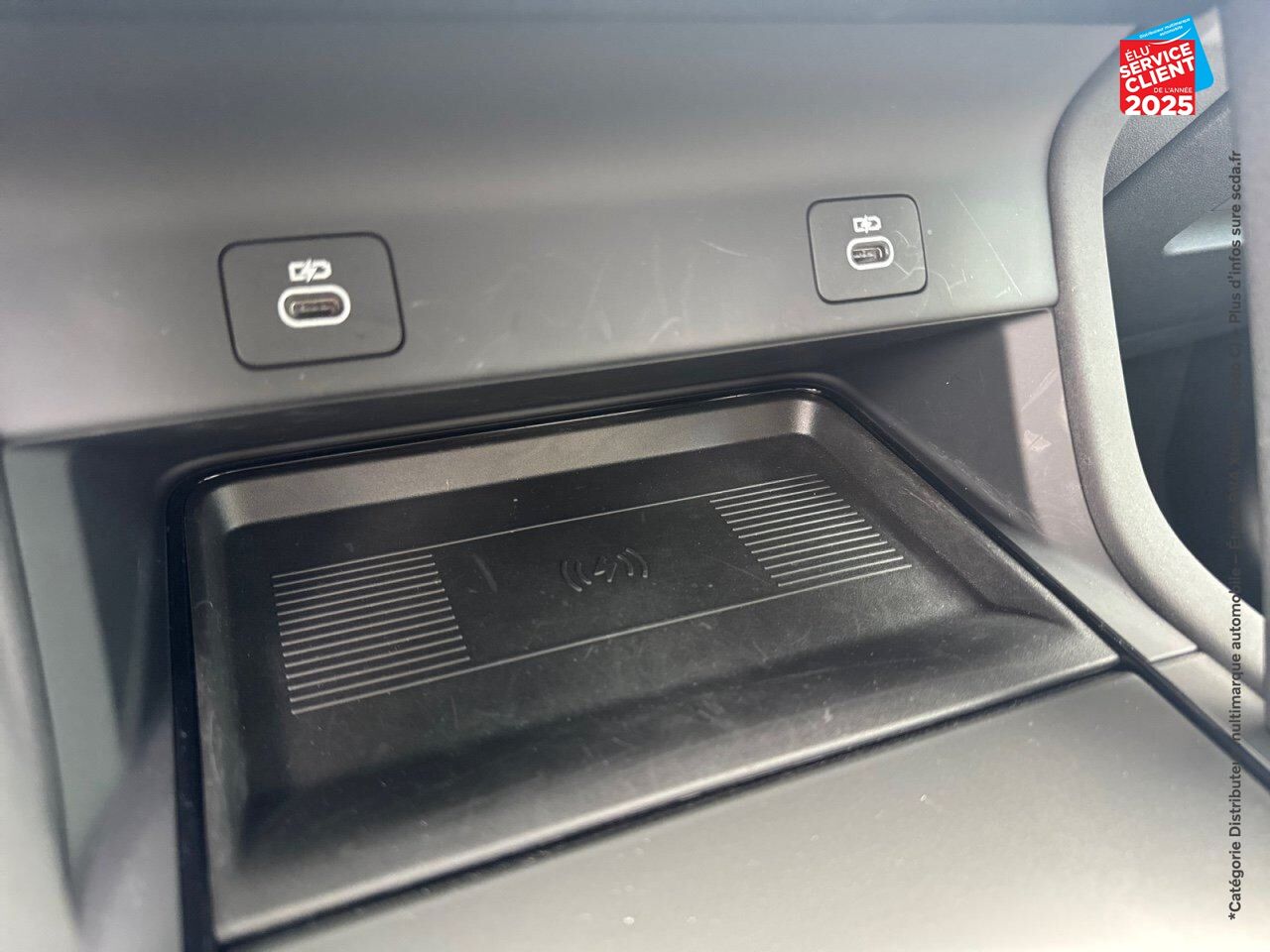 Véhicule d'occasion LAND-ROVER DISCOVERY SPORT P270E PHEV 269CH DYNAMIC HSE TPANO SIEGES CHAUF/VENTIL/CUIR GPS CAMERA MERIDIAN chez Land Rover Metz