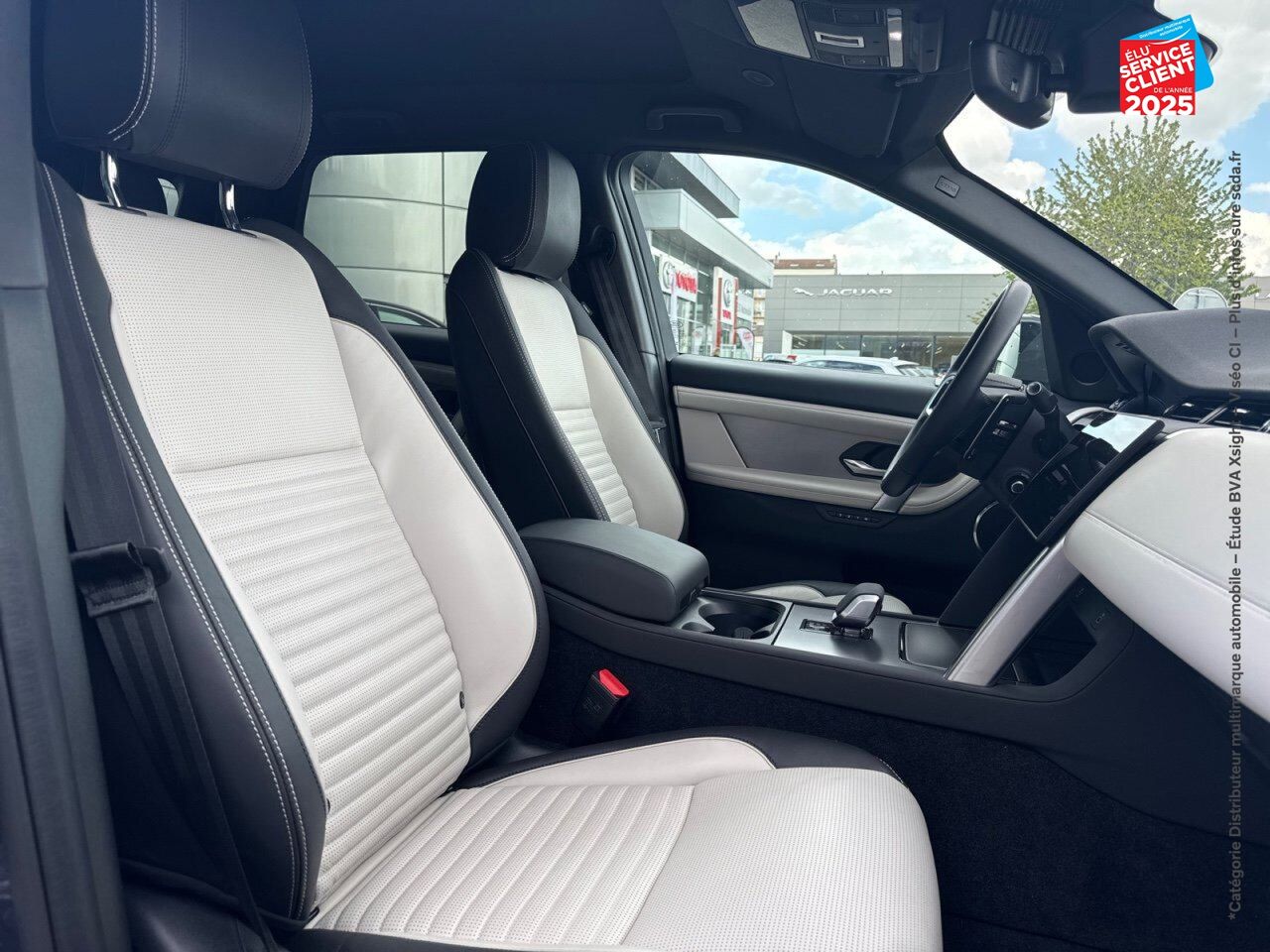 Véhicule d'occasion LAND-ROVER DISCOVERY SPORT P270E PHEV 269CH DYNAMIC HSE TPANO SIEGES CHAUF/VENTIL/CUIR GPS CAMERA MERIDIAN chez Land Rover Metz