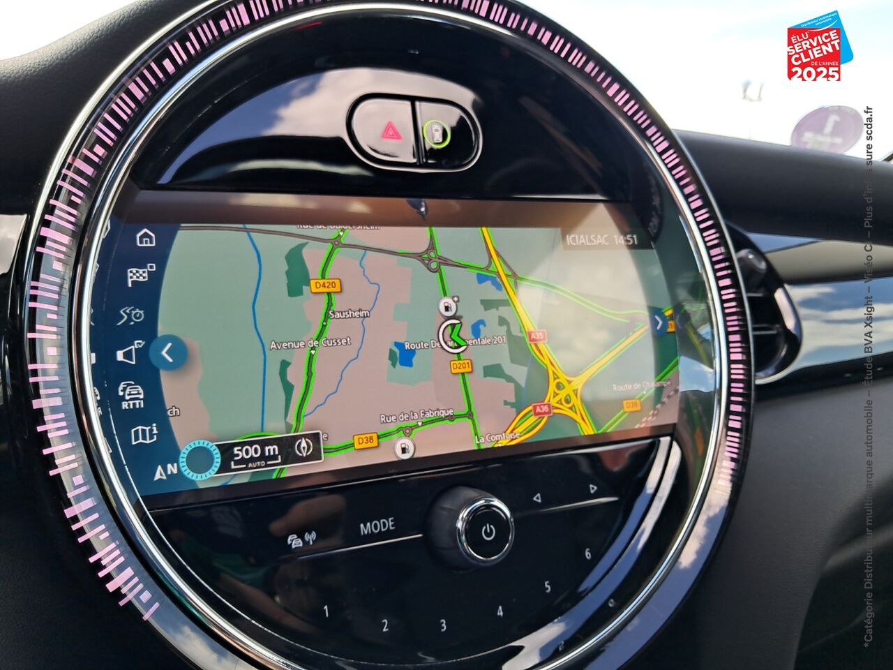 Véhicule d'occasion MINI MINI COOPER 136CH EDITION CAMDEN TOUVRANT SIEGES CUIR GPS RADAR AR CARPLAY chez Renault Colmar