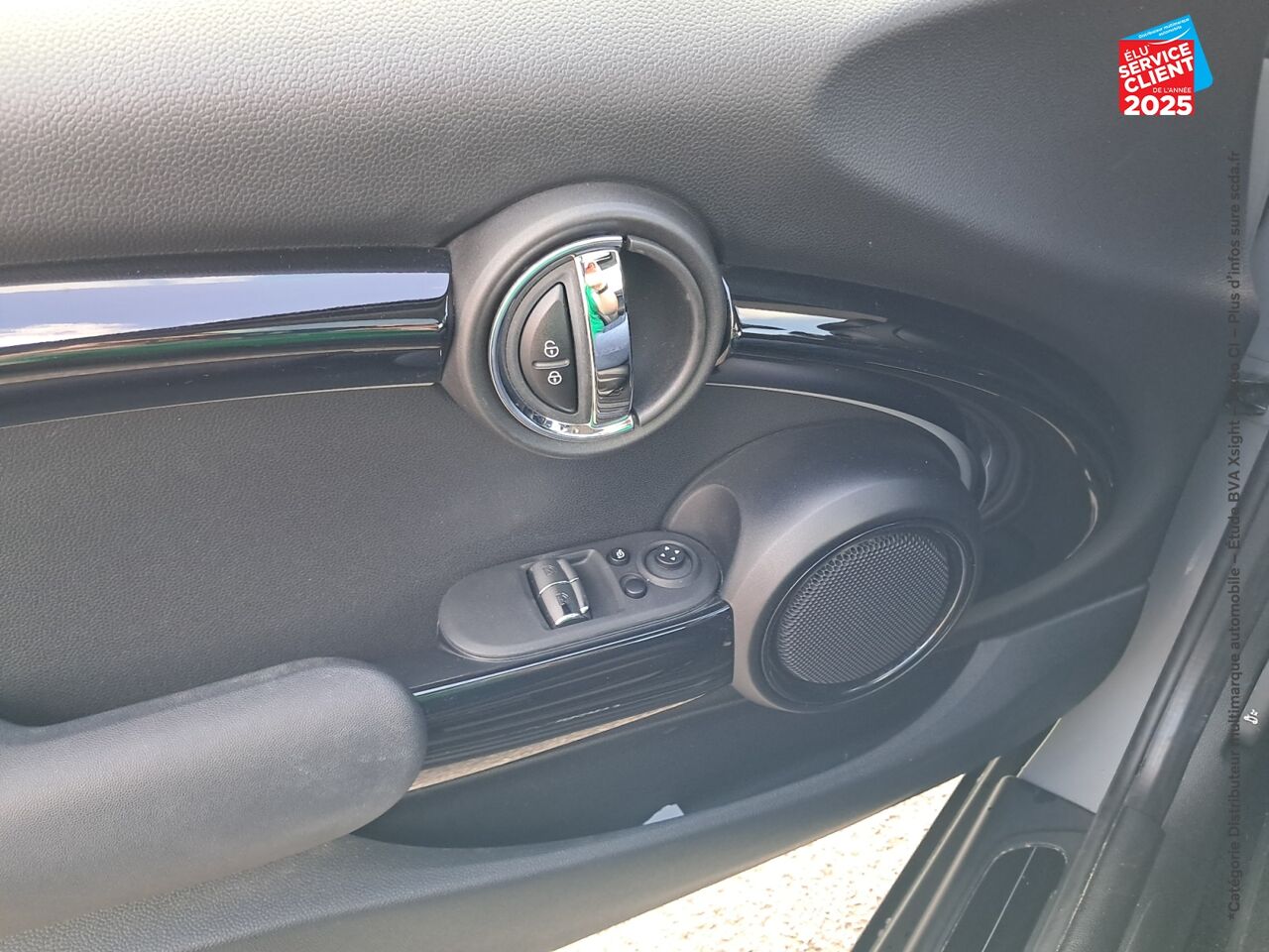 Véhicule d'occasion MINI MINI COOPER 136CH EDITION CAMDEN TOUVRANT SIEGES CUIR GPS RADAR AR CARPLAY chez Renault Colmar