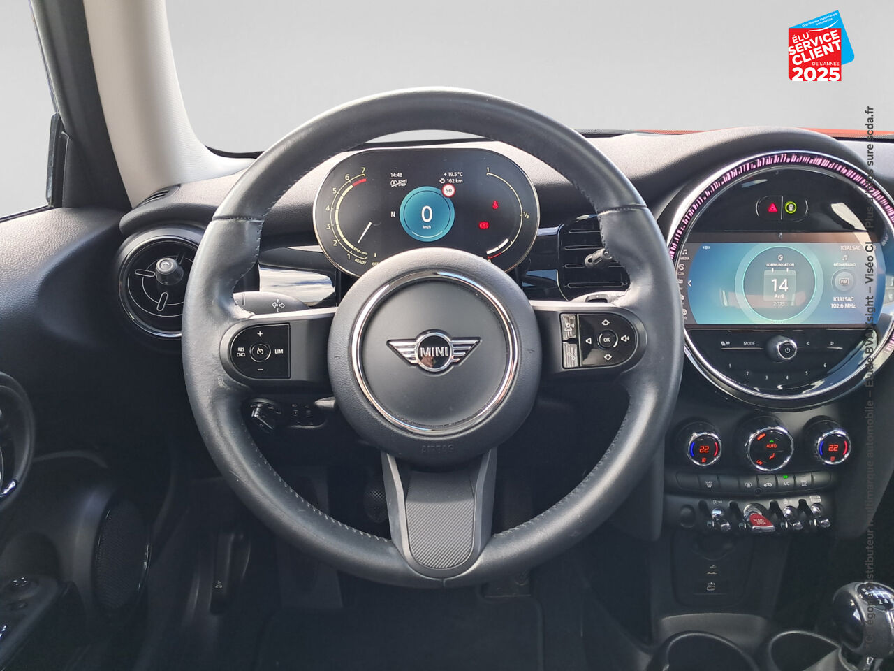 Véhicule d'occasion MINI MINI COOPER 136CH EDITION CAMDEN TOUVRANT SIEGES CUIR GPS RADAR AR CARPLAY chez Renault Colmar