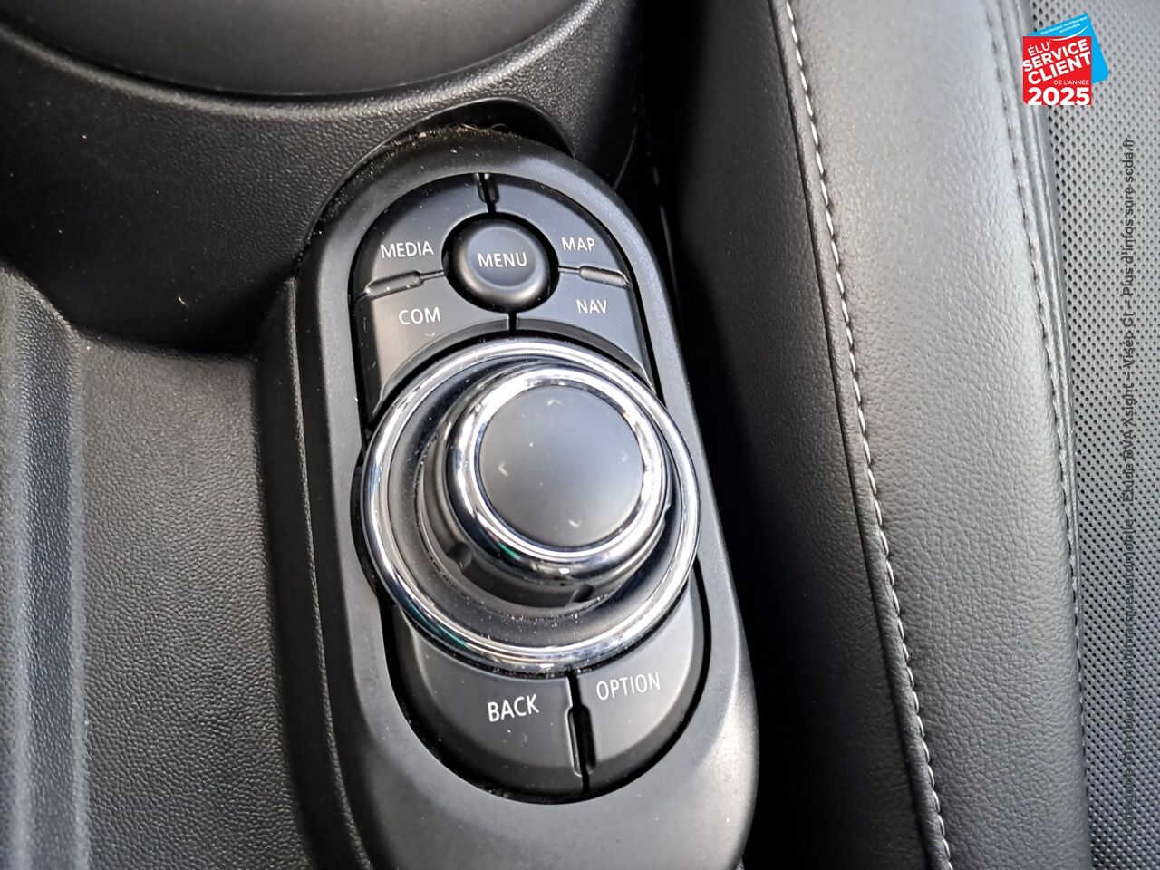 Véhicule d'occasion MINI MINI COOPER 136CH EDITION CAMDEN TOUVRANT SIEGES CUIR GPS RADAR AR CARPLAY chez Renault Colmar