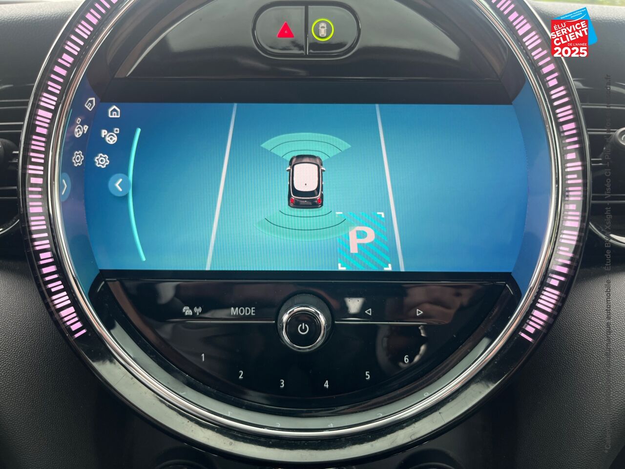 Véhicule d'occasion MINI MINI COOPER 136CH EDITION CAMDEN BVA7 TOUVRANT SIEGES CHAUF/CUIR GPS RADAR AV/AR HUD chez BMW Pontarlier