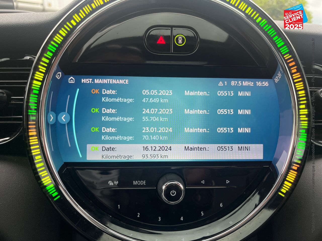 Véhicule d'occasion MINI MINI COOPER 136CH EDITION CAMDEN BVA7 TOUVRANT SIEGES CHAUF/CUIR GPS RADAR AV/AR HUD chez BMW Pontarlier