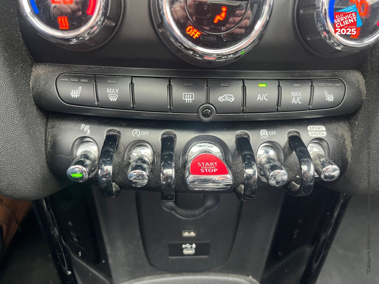 Véhicule d'occasion MINI MINI COOPER 136CH EDITION CAMDEN BVA7 TOUVRANT SIEGES CHAUF/CUIR GPS RADAR AV/AR HUD chez BMW Pontarlier