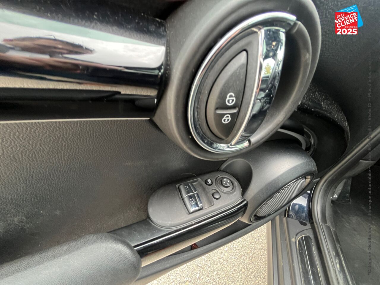 Véhicule d'occasion MINI MINI COOPER 136CH EDITION CAMDEN BVA7 TOUVRANT SIEGES CHAUF/CUIR GPS RADAR AV/AR HUD chez BMW Pontarlier