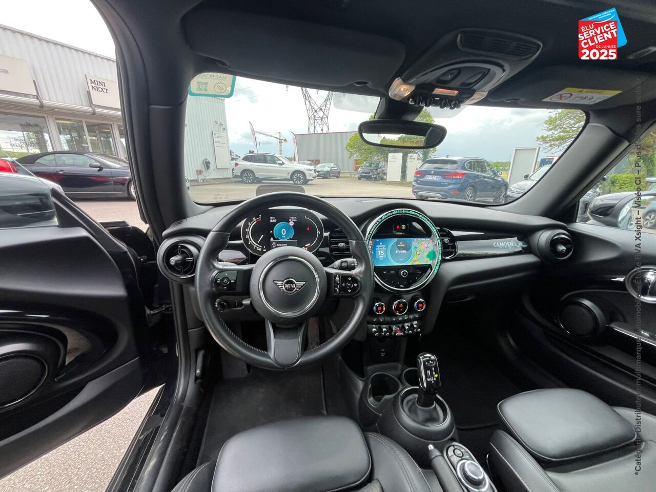 Véhicule d'occasion MINI MINI COOPER 136CH EDITION CAMDEN BVA7 TOUVRANT SIEGES CHAUF/CUIR GPS RADAR AV/AR HUD chez BMW Pontarlier