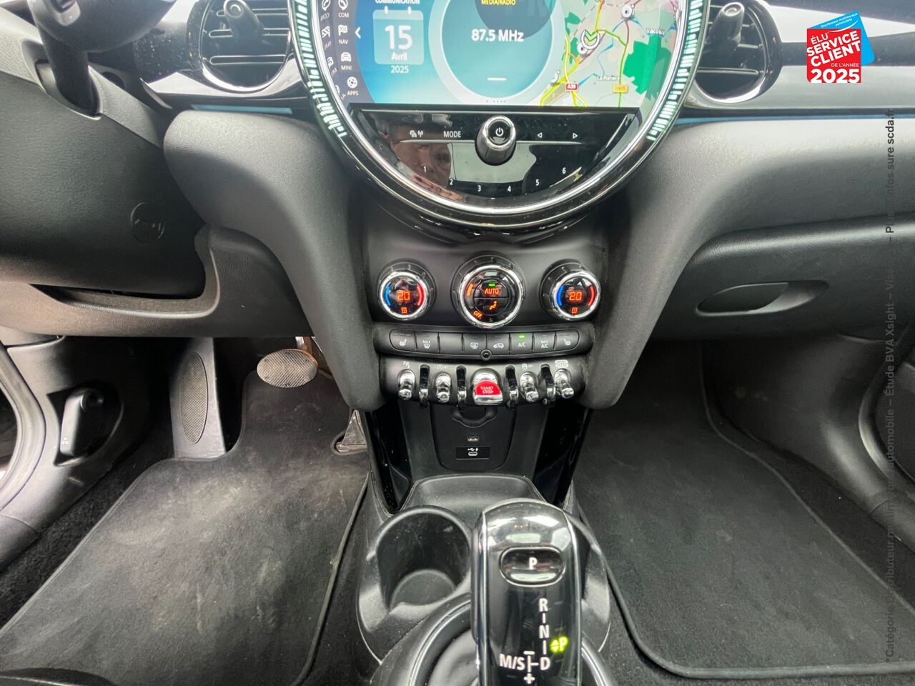 Véhicule d'occasion MINI MINI COOPER 136CH EDITION CAMDEN BVA7 TOUVRANT SIEGES CHAUF/CUIR GPS RADAR AV/AR HUD chez BMW Pontarlier