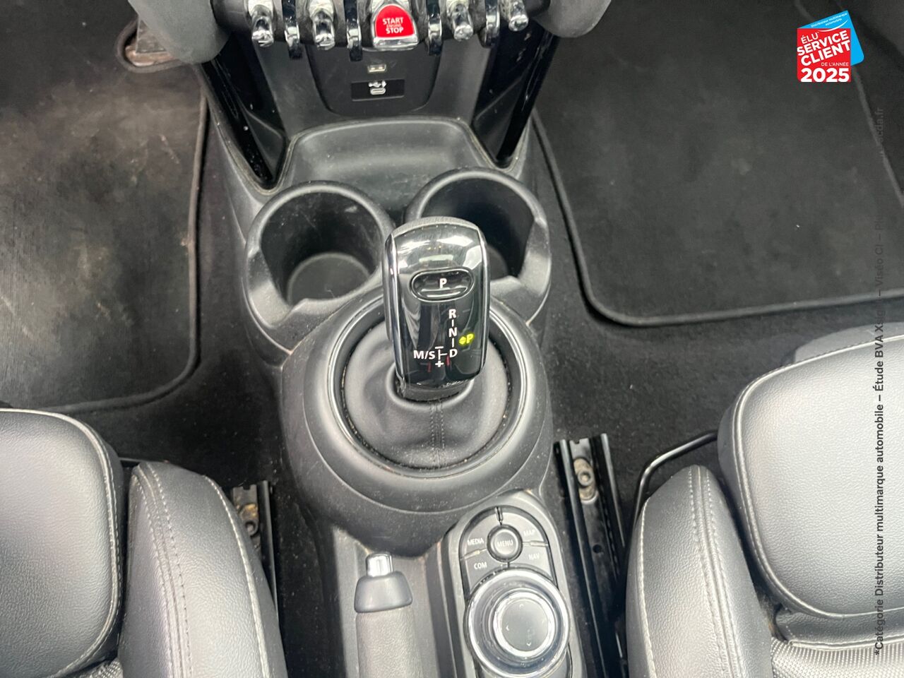 Véhicule d'occasion MINI MINI COOPER 136CH EDITION CAMDEN BVA7 TOUVRANT SIEGES CHAUF/CUIR GPS RADAR AV/AR HUD chez BMW Pontarlier