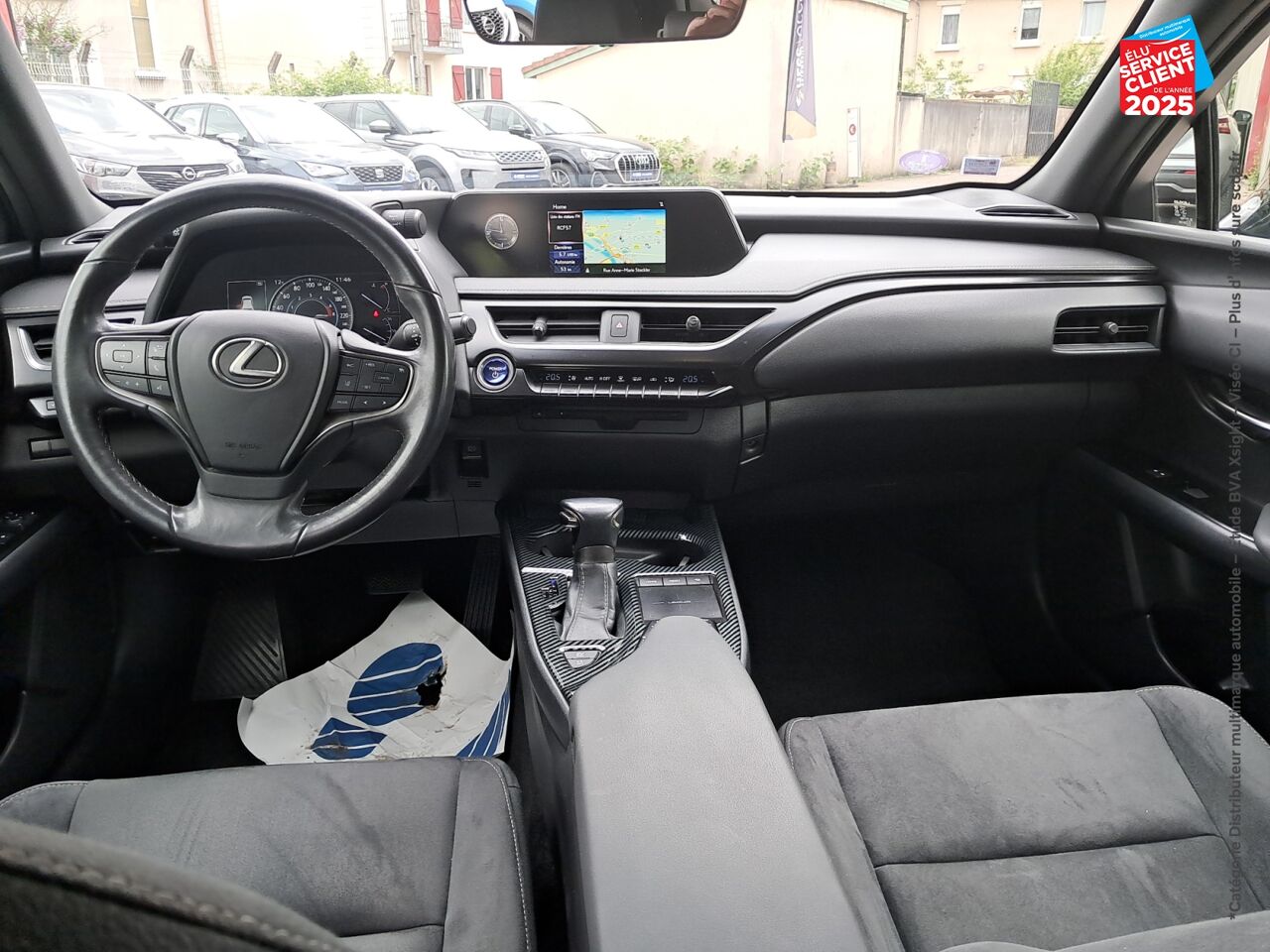 Véhicule d'occasion LEXUS UX 250H 2WD PREMIUM EDITION MY21 chez Renault Saint-Louis