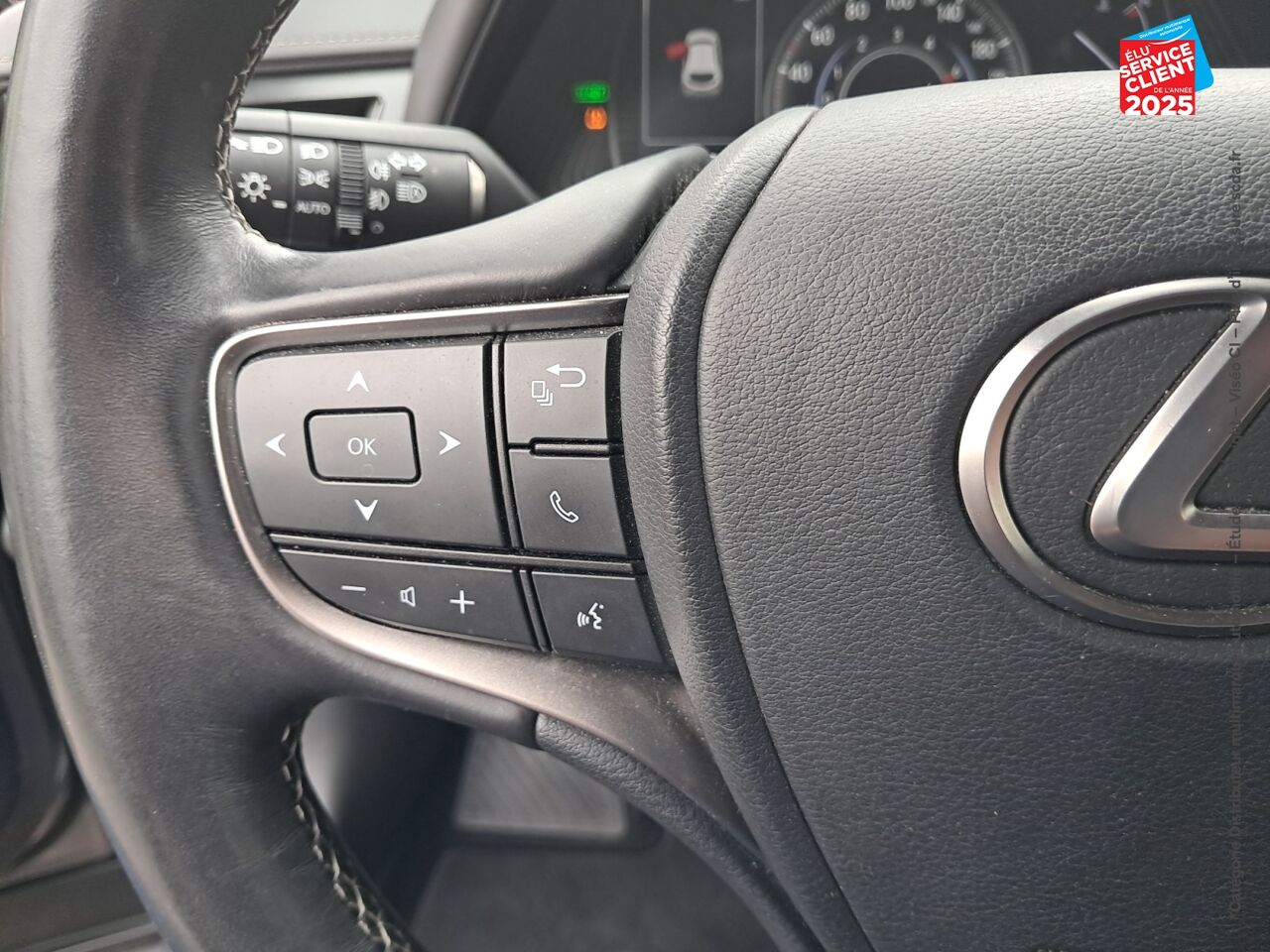 Véhicule d'occasion LEXUS UX 250H 2WD PREMIUM EDITION MY21 chez Renault Saint-Louis