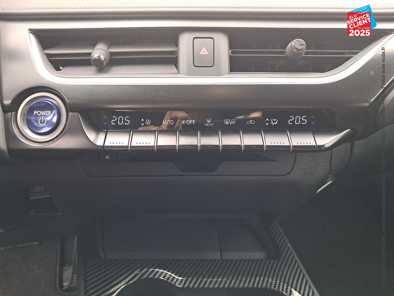 Véhicule d'occasion LEXUS UX 250H 2WD PREMIUM EDITION MY21 chez Renault Saint-Louis