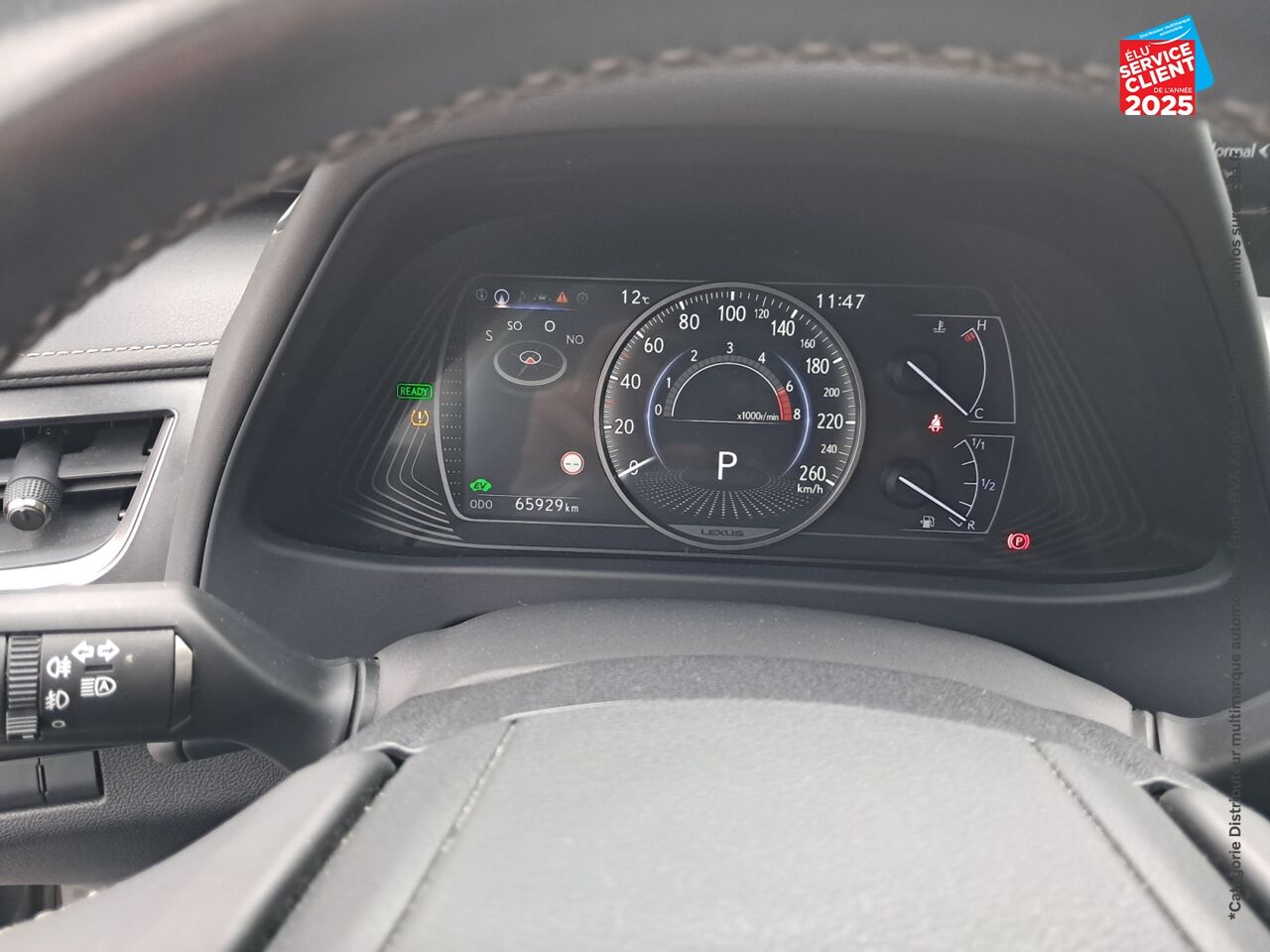 Véhicule d'occasion LEXUS UX 250H 2WD PREMIUM EDITION MY21 chez Renault Saint-Louis