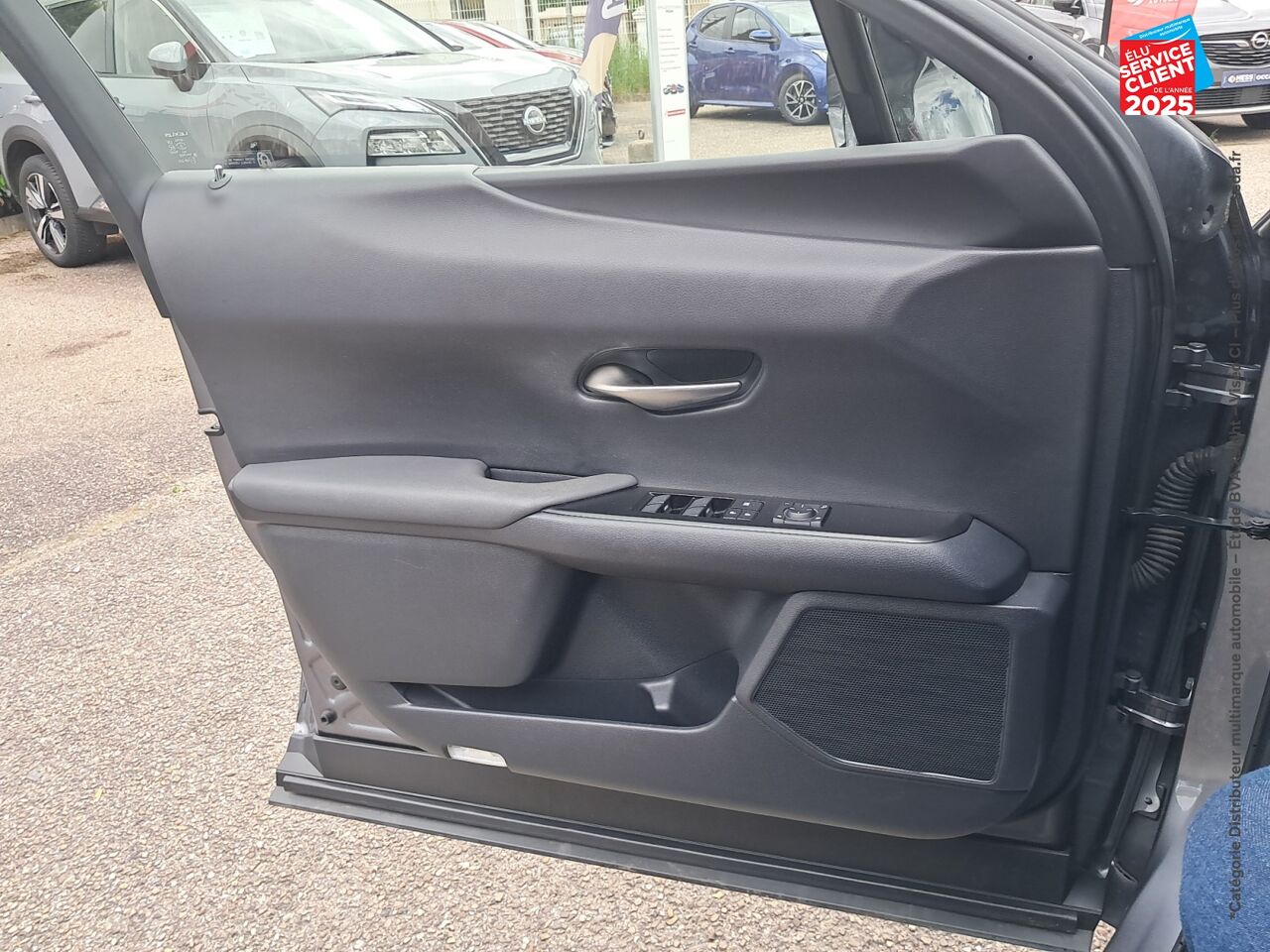 Véhicule d'occasion LEXUS UX 250H 2WD PREMIUM EDITION MY21 chez Renault Saint-Louis
