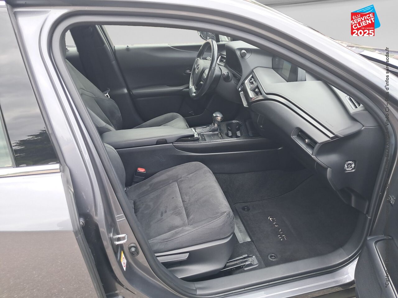 Véhicule d'occasion LEXUS UX 250H 2WD PREMIUM EDITION MY21 chez Renault Saint-Louis