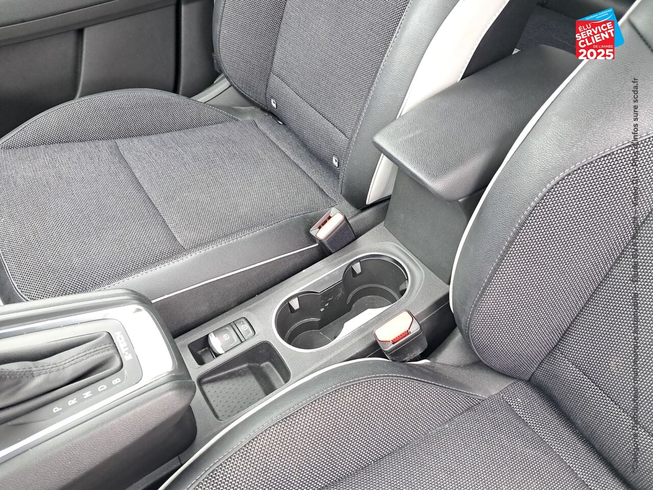 Véhicule d'occasion RENAULT CAPTUR 1.6 E-TECH HYBRIDE 145CH INTENS -21 chez Hyundai Epernay